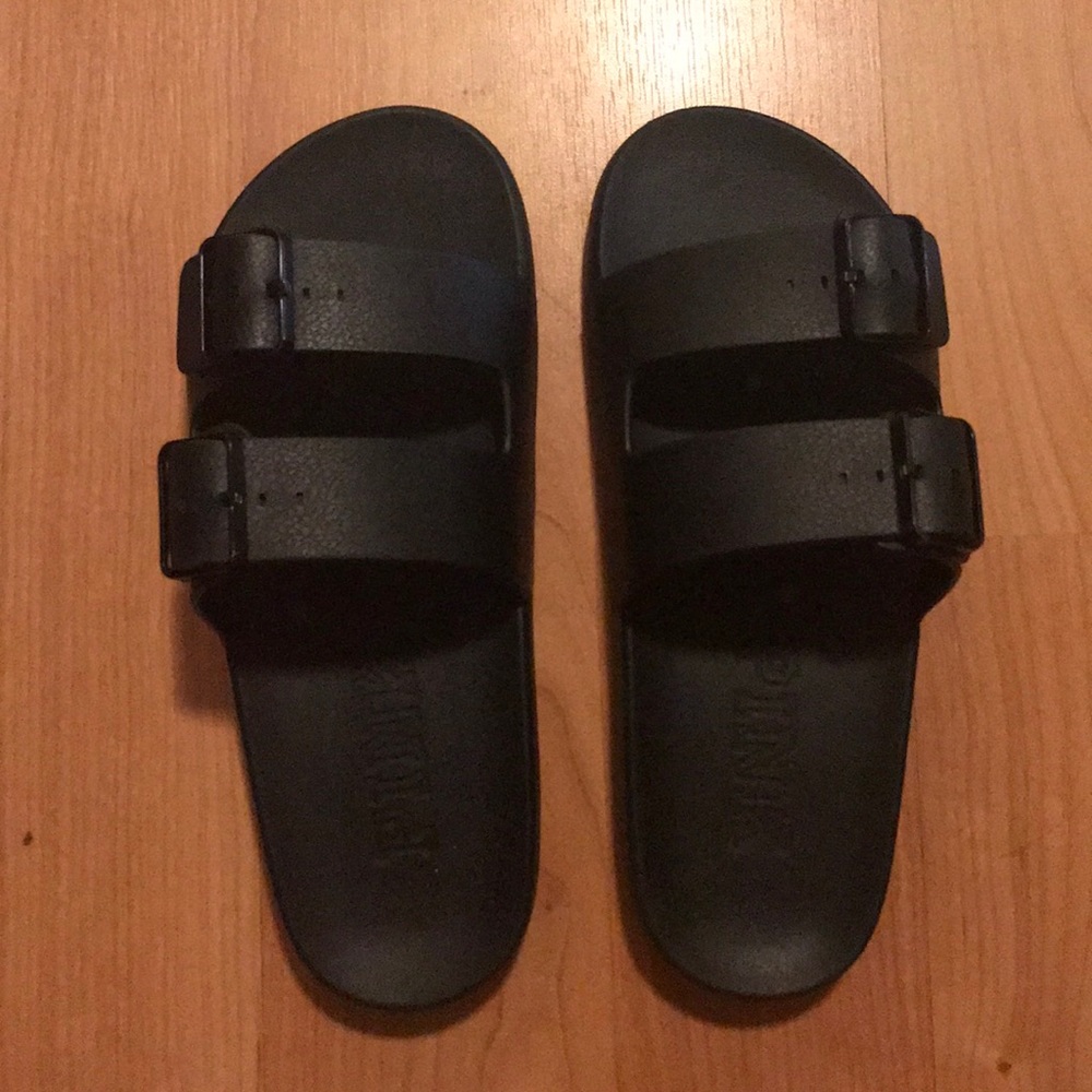 ❌SOLD❌Victoria’s Secret Pink Buckle Slides